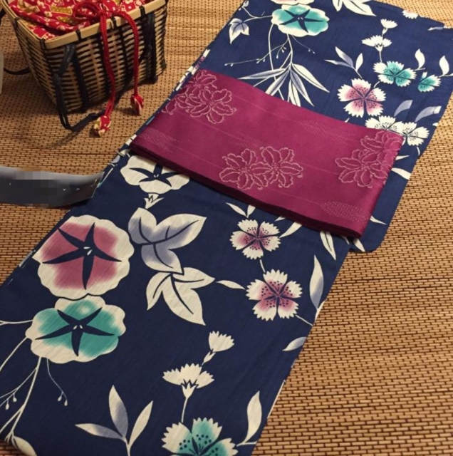 This yukata features morning glories and fringed pinks (nadeshiko), two flowers associated with summer in Japan. Such seasonal designs allowed people to enjoy the beauty of nature through their clothing.