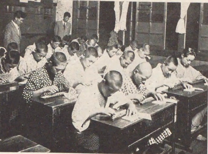 Japanese schoolboys studying with an abacus, early 20th century. Source: Hibusuma Town History (1932), edited by Hibusuma Town, Tokyo.