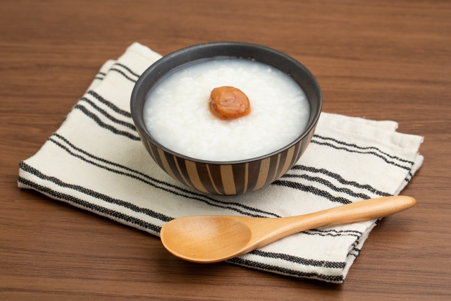 Rice porridge with a pickled plum. In old Japan, people chose foods that were easy to eat and adjusted meals according to their condition.